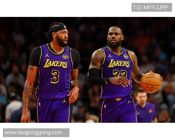 湖人队签下詹姆斯，豪华阵容引发球迷狂热